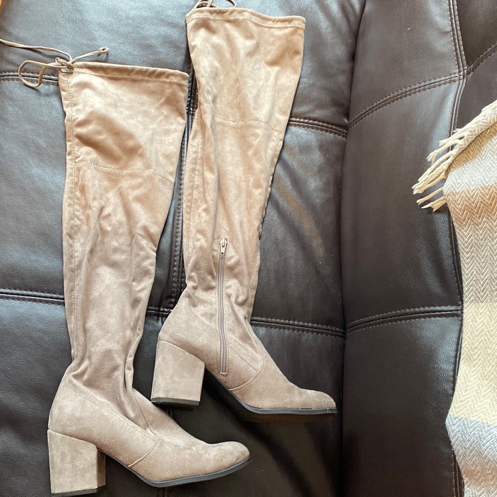 Tall boots. size 8.5 great condition.